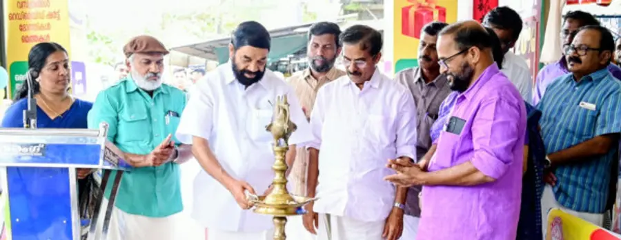 ഓണം ഖാദി മേള കാഞ്ഞങ്ങാട് പഴയ ബസ്സ്റ്റാൻഡ് പരിസരത്ത് മന്ത്രി വി എൻ വാസവൻ ഉദ്ഘാടനം ചെയ്യുന്നു
