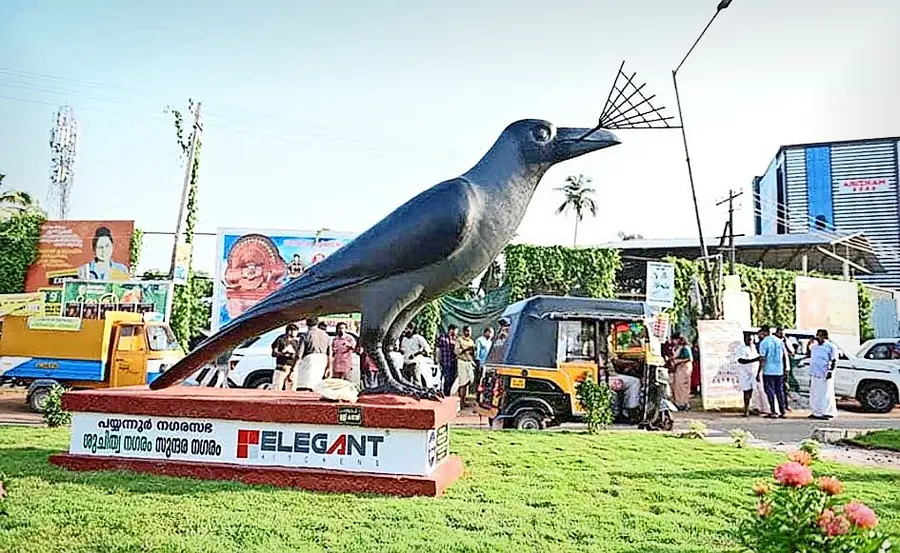 പയ്യന്നൂർ നഗരസഭ എന്റെ നഗരം ശുചിത്വ നഗരത്തിന്റെ സന്ദേശവുമായി പെരുമ്പ ജങ്ഷനിൽ ഒരുക്കിയ കാക്ക ശിൽപം