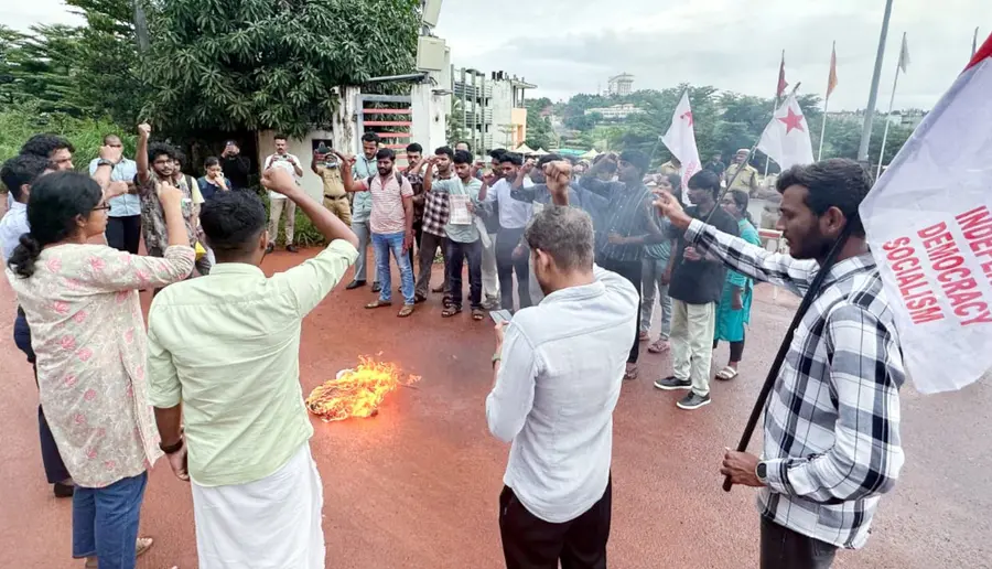 വിഭജനഭീതി ദിനം ആചരിക്കാനുള്ള ചാൻസലറായ ഗവർണറുടെ ആഹ്വാനത്തിനെതിരെ കേരള കേന്ദ്ര സർവകലാശാലയിൽ എസ്എഫ്ഐ നടത്തിയ പ്രതിഷേധം ജില്ലാസെക്രട്ടറി കെ പ്രണവ് ഉദ്ഘാടനംചെയ്യുന്നു
