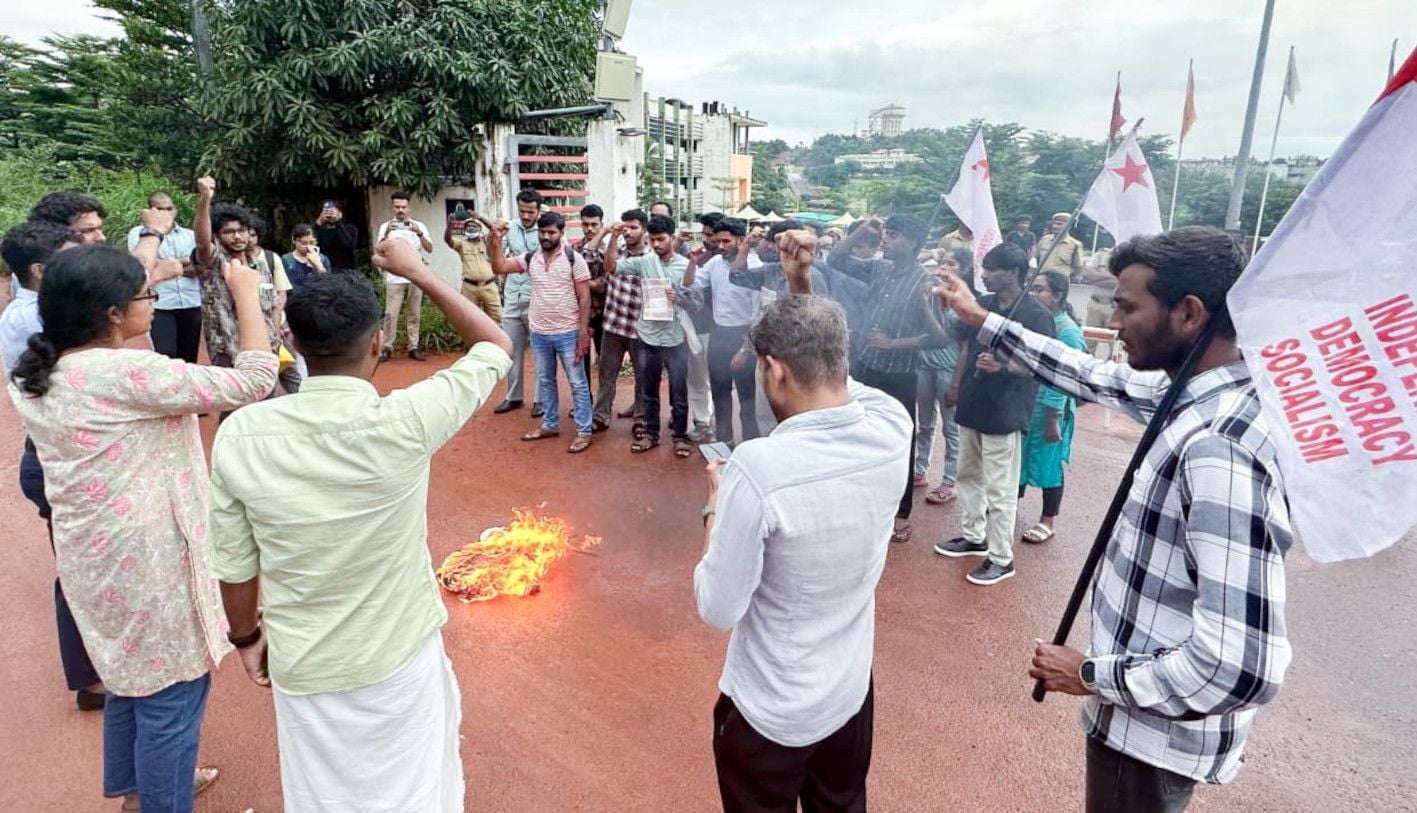 വിഭജനഭീതി ദിനം ആചരിക്കാനുള്ള ചാൻസലറായ ഗവർണറുടെ ആഹ്വാനത്തിനെതിരെ കേരള കേന്ദ്ര സർവകലാശാലയിൽ എസ്എഫ്ഐ നടത്തിയ  പ്രതിഷേധം  ജില്ലാസെക്രട്ടറി കെ പ്രണവ് ഉദ്ഘാടനംചെയ്യുന്നു