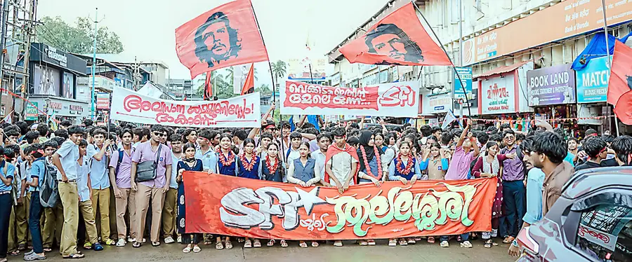 സ്കൂൾ പാർലമെന്റ് തെരഞ്ഞെടുപ്പിൽ വിജയിച്ച സ്ഥാനാർഥികളെ ആനയിച്ച് എസ്എഫ്ഐ പ്രവർത്തകർ തലശേരി നഗരത്തിൽ നടത്തിയ ആഹ്ലാദ പ്രകടനം