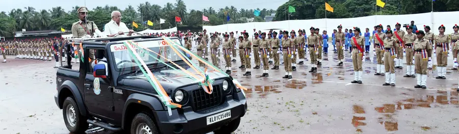 സ്വാതന്ത്ര്യ ദിനത്തിൽ വിദ്യാനഗർ മുനിസിപ്പൽ സ്റ്റേഡിയത്തിൽ നടന്ന സേനകളുടെ പരേഡിൽ  മന്ത്രി കെ കൃഷ്ണന്‍കുട്ടി അഭിവാദ്യം സ്വീകരിച്ചശേഷം പരേഡ്‌ വീക്ഷിക്കുന്നു