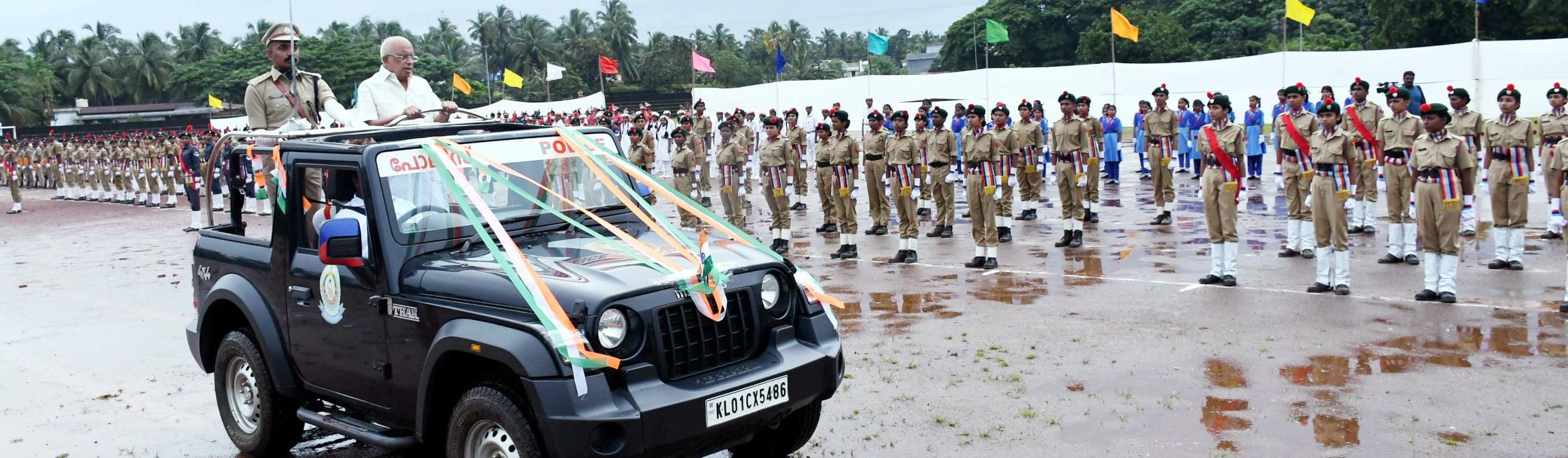 സ്വാതന്ത്ര്യ ദിനത്തിൽ വിദ്യാനഗർ മുനിസിപ്പൽ സ്റ്റേഡിയത്തിൽ നടന്ന സേനകളുടെ പരേഡിൽ  മന്ത്രി കെ കൃഷ്ണന്‍കുട്ടി അഭിവാദ്യം സ്വീകരിച്ചശേഷം പരേഡ്‌ വീക്ഷിക്കുന്നു