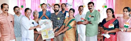 ​പെരിയ ഗവ. ഹയർസെക്കൻഡറി സ്കൂളിൽ ദേശാഭിമാനി അക്ഷരമുറ്റം പദ്ധതി പെരിയ ഗ്രാമീണ ക്ഷേമ സഹകരണസംഘം  പ്രസിഡന്റ്‌ പി കൃഷ്ണൻ പ്രിൻസിപ്പൽ കെ വി വിശ്വംഭരന് പത്രം കൈമാറി  ഉദ്ഘാടനംചെയ്യുന്നു
