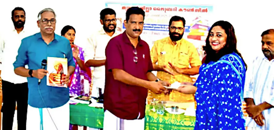 ലൈബ്രറി കൗണ്സിൽ മുഖമാസികയായ ഗ്രന്ഥാലോകത്തിന്റെ വാര്ഷികവരിസംഖ്യ ജില്ലാ ലൈബ്രറി കൗൺസിൽ സെക്രട്ടറി എം രാജേഷിന് എഴുത്തുകാരി ഹരിത സാവിത്രി കൈമാറുന്നു