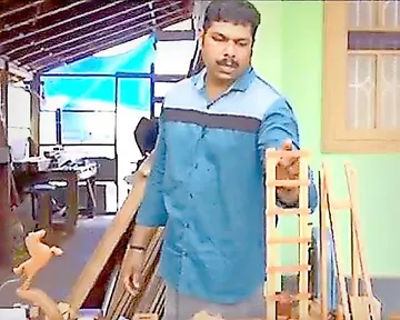 രജിൽ കരകൗശല വസ്തുനിർമാണത്തിനിടെ 