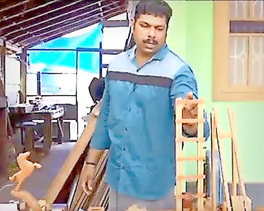 രജിൽ കരകൗശല വസ്തുനിർമാണത്തിനിടെ 