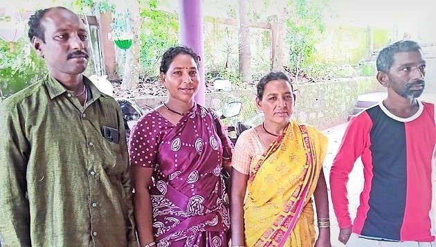 അഭിമന്യുവിന്റെ മാതാപിതാക്കൾ തലശേരിയിൽ എത്തിയപ്പോൾ 