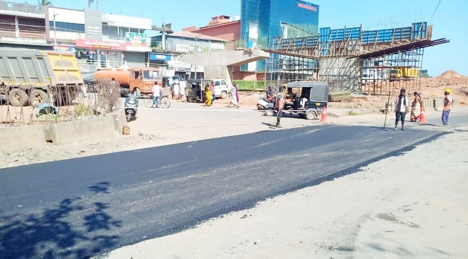 മുന്നറിയിപ്പില്ലാതെ പയ്യോളി ടൗണിൽ നടത്തിയ റോഡിന്റെ ടാറിങ് പ്രവൃത്തി