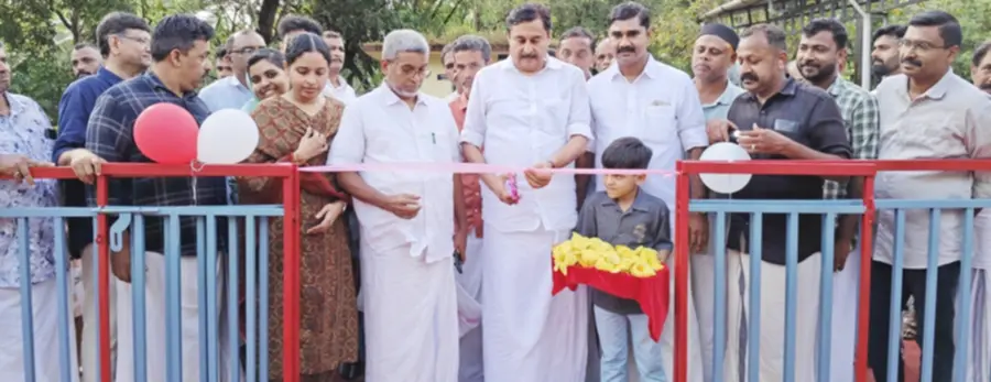 ഒഴൂർ കുടുംബാരോഗ്യകേന്ദ്രത്തിലെ ഓപ്പൺ ജിം മന്ത്രി വി അബ്ദുറഹ്മാൻ ഉദ്ഘാടനംചെയ്യുന്നു