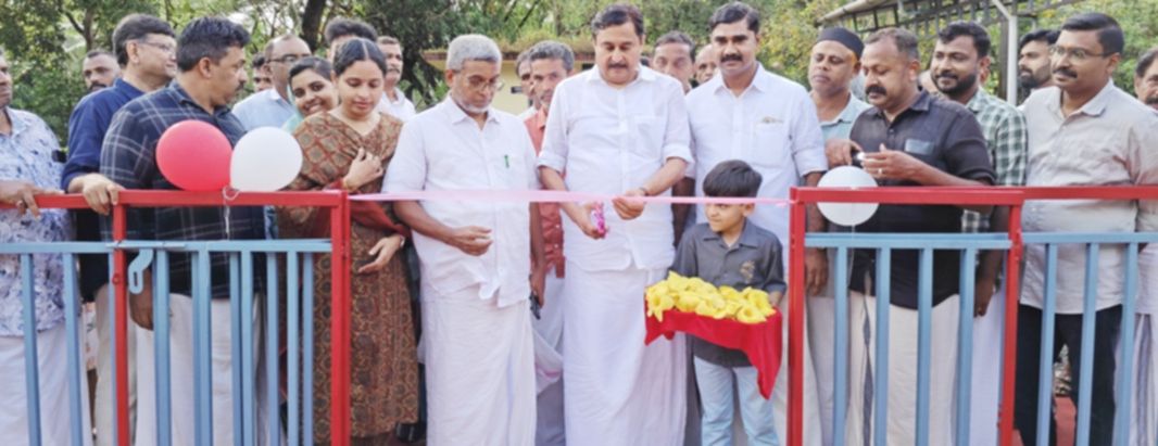 ഒഴൂർ കുടുംബാരോഗ്യകേന്ദ്രത്തിലെ ഓപ്പൺ ജിം മന്ത്രി വി അബ്ദുറഹ്മാൻ ഉദ്ഘാടനംചെയ്യുന്നു   