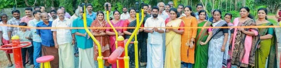മുക്കം നഗരസഭ മാമ്പറ്റയിൽ ആരംഭിച്ച ഓപ്പൺ ജിം ചെയർമാൻ പി ടി ബാബു ഉദ്ഘാടനം ചെയ്യുന്നു