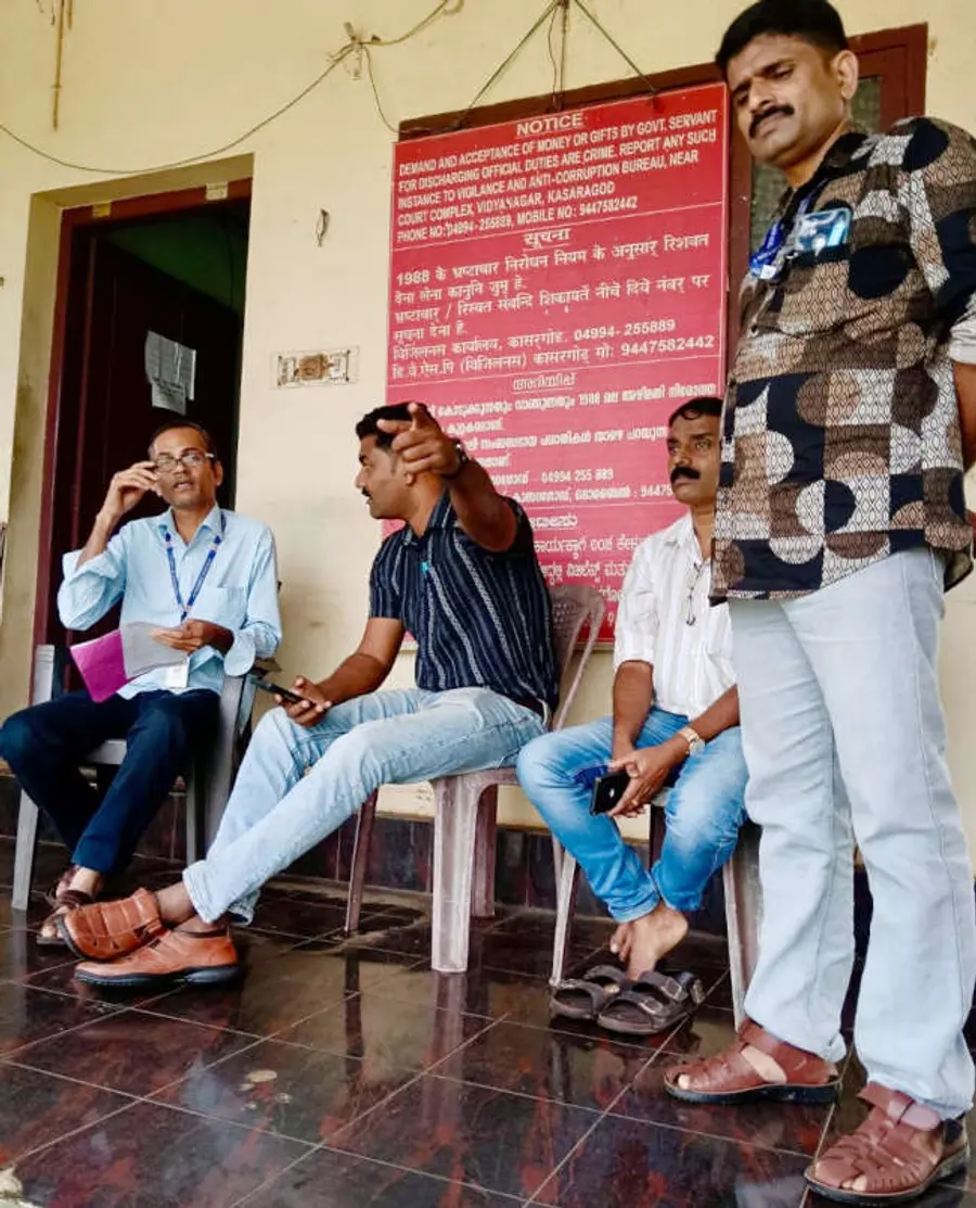 കർണാടക അതിർത്തിയായ പെർള ചെക്ക് പോസ്റ്റിൽ കാസർകോട് വിജിലൻസ് യൂണിറ്റ് നടത്തിയ മിന്നൽ പരിശോധന