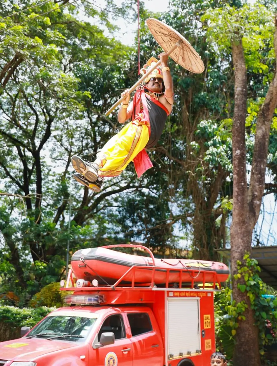 മുക്കം അഗ്നി രക്ഷാ നിലയം റീക്രിയേഷൻ ക്ലബ് സംഘ ടിപ്പിച്ച
ഓണാഘോഷത്തിലേക്ക് മാവേലി മാനത്ത് നിന്നും സിപ്പ് ലൈനിൽ പറന്നിറങ്ങുന്നു