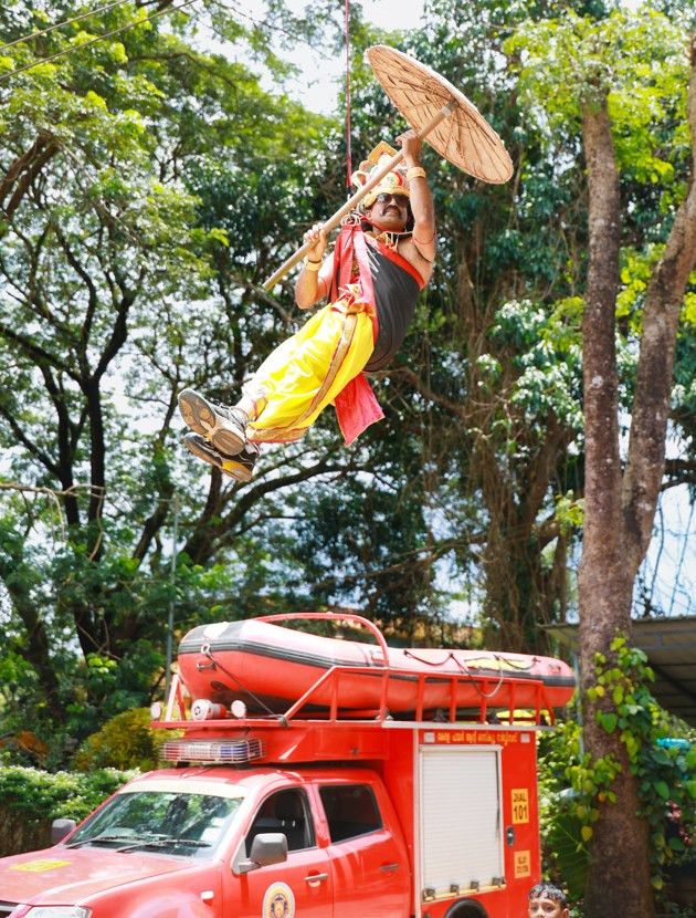 മുക്കം അഗ്നി രക്ഷാ നിലയം റീക്രിയേഷൻ ക്ലബ് സംഘ ടിപ്പിച്ച  ഓണാഘോഷത്തിലേക്ക്  മാവേലി മാനത്ത് നിന്നും സിപ്പ് ലൈനിൽ പറന്നിറങ്ങുന്നു