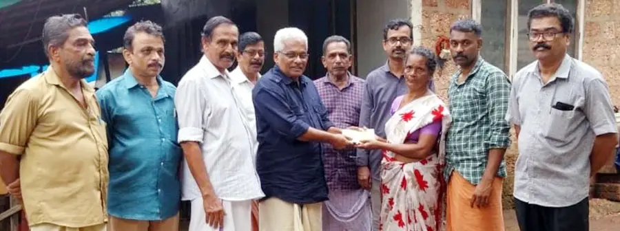 ടി വി തന്പാന്റെ കുടുംബത്തിന് ജില്ലാ സെക്രട്ടറി ടി വി ബാലൻ ധനസഹായം കൈമാറുന്നു