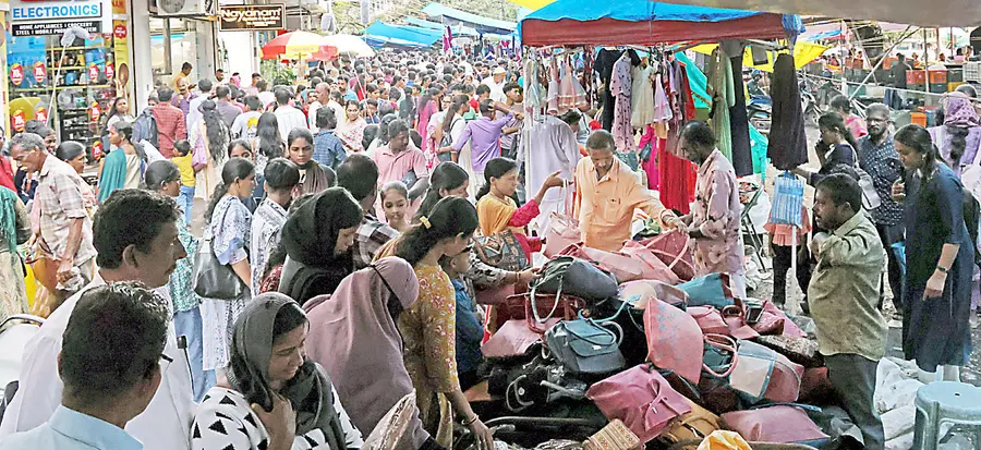 ഉത്രാടനാളിൽ കണ്ണൂർ സ്റ്റേഡിയം കോർണറിൽ അനുഭവപ്പെട്ട തിരക്ക് ഫോട്ടോ/പി ദിലീപ്കുമാർ