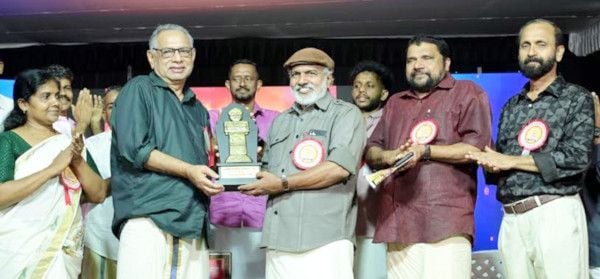 കൂര്‍മ്മല്‍ എഴുത്തച്ഛന്‍ പുരസ്‌കാരം ചരിത്രകാരന്‍ ഡോ. സി ബാലന് എം രാജഗോപാലൻ എംഎൽഎ സമ്മാനിക്കുന്നു