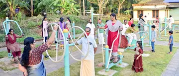 കോടോം–  ബേളൂർ പഞ്ചായത്തിലെ പാറപ്പള്ളി ഹാപ്പിനസ് പാർക്കിലെ ഓപ്പൺ ജിമ്മിൽ വ്യായാമത്തിലേർപ്പെട്ടവർ