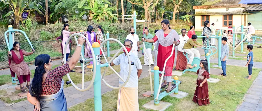 കോടോം– ബേളൂർ പഞ്ചായത്തിലെ പാറപ്പള്ളി ഹാപ്പിനസ് പാർക്കിലെ ഓപ്പൺ ജിമ്മിൽ വ്യായാമത്തിലേർപ്പെട്ടവർ