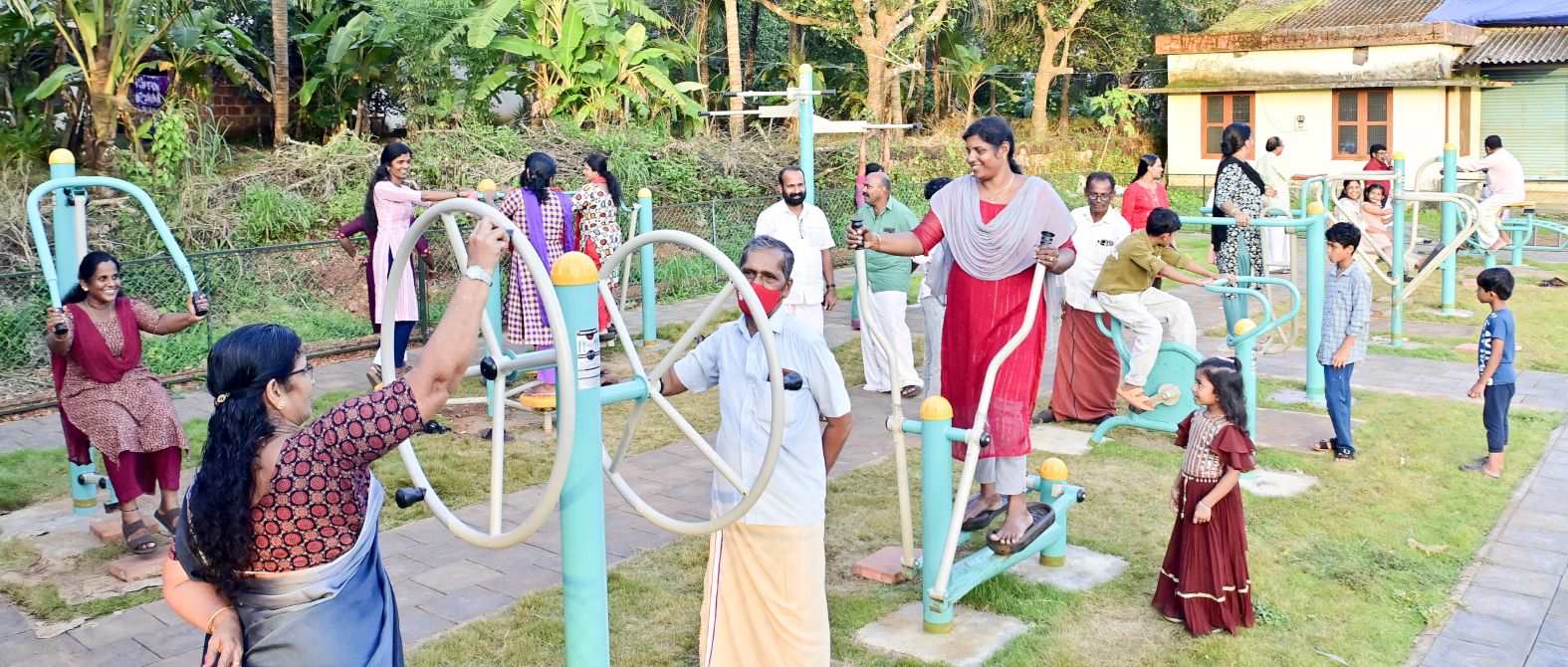 കോടോം–  ബേളൂർ പഞ്ചായത്തിലെ പാറപ്പള്ളി ഹാപ്പിനസ് പാർക്കിലെ ഓപ്പൺ ജിമ്മിൽ വ്യായാമത്തിലേർപ്പെട്ടവർ