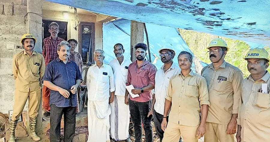 ഇരിവേരി പുലിദേവ ക്ഷേത്രത്തിന് സമീപത്തെ ഷീലയുടെ വീട് വൈദ്യുതീകരിച്ചതിന്റെ
സ്വിച്ചോൺ അസി. എൻജിനിയർ സി ഷാജി നിർവഹിച്ചപ്പോൾ