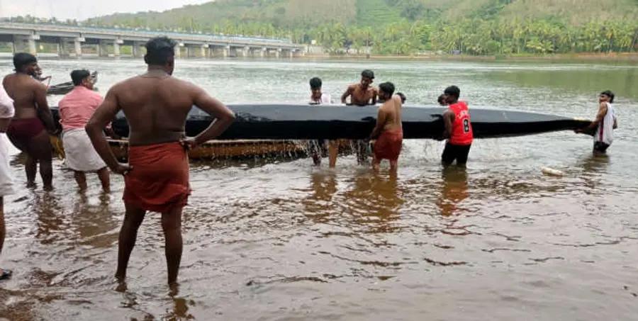 തുഴച്ചിൽ പരിശീലനത്തിനിടെ മുങ്ങിയ തോണി പാലായി ഷട്ടർ കം ബ്രിഡ്ജ് പരിസരത്തുനിന്ന് കണ്ടെടുത്തപ്പോൾ