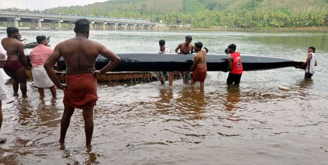 തുഴച്ചിൽ പരിശീലനത്തിനിടെ  മുങ്ങിയ തോണി പാലായി ഷട്ടർ കം ബ്രിഡ്ജ് പരിസരത്തുനിന്ന് കണ്ടെടുത്തപ്പോൾ 