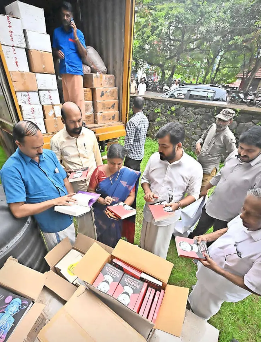 പീപ്പിൾസ് മിഷന് പാൻ മക്മില്ലൻ സംഭാവന ചെയ്ത പുസ്തകശേഖരം ഡൽഹിയിൽനിന്ന് കണ്ണൂരിലെത്തിച്ചപ്പോൾ, വി ശിവദാസൻ എംപി പുസ്തകങ്ങൾ സ്വീകരിച്ച് ജില്ലാ പഞ്ചായത്ത് പ്രസിഡന്റ് കെ കെ രത്നകുമാരി, വൈസ് പ്രസിഡന്റ് ബിനോയ് കുര്യൻ എന്നിവർക്ക് കൈമാറുന്നു