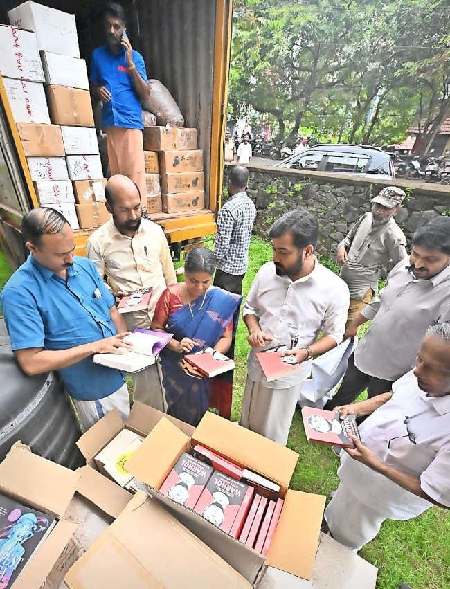 പീപ്പിൾസ് മിഷന് പാൻ മക്മില്ലൻ സംഭാവന ചെയ്ത പുസ്തകശേഖരം ഡൽഹിയിൽനിന്ന് കണ്ണൂരിലെത്തിച്ചപ്പോൾ, വി ശിവദാസൻ എംപി പുസ്തകങ്ങൾ സ്വീകരിച്ച് ജില്ലാ പഞ്ചായത്ത് പ്രസിഡന്റ് കെ കെ രത്നകുമാരി, വൈസ് പ്രസിഡന്റ്  ബിനോയ് കുര്യൻ എന്നിവർക്ക്‌ കൈമാറുന്നു