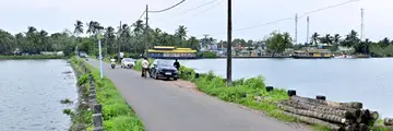 വലിയപറമ്പ് പഞ്ചായത്തിൽ വിനോദ സഞ്ചാരികളുടെ ഇഷ്ടകേന്ദ്രങ്ങളിലൊന്നായ ഇടയിലെക്കാട് ബണ്ട്