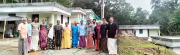 ബട്ടോളി പത്തുകുടിയിലെ കുടുംബങ്ങള്‍ പുതിയ വീടുകള്‍ക്ക് മുന്നില്‍
