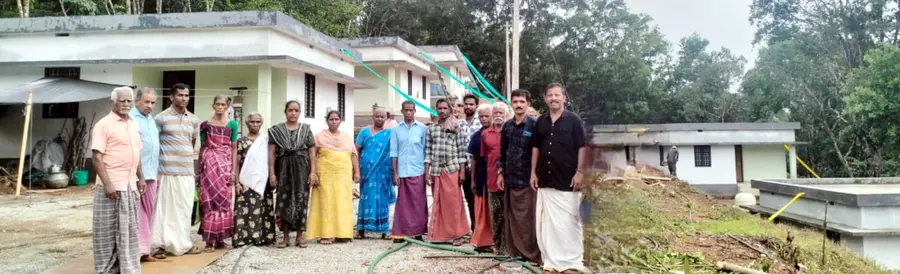 ബട്ടോളി പത്തുകുടിയിലെ കുടുംബങ്ങള്‍ പുതിയ വീടുകള്‍ക്ക് മുന്നില്‍