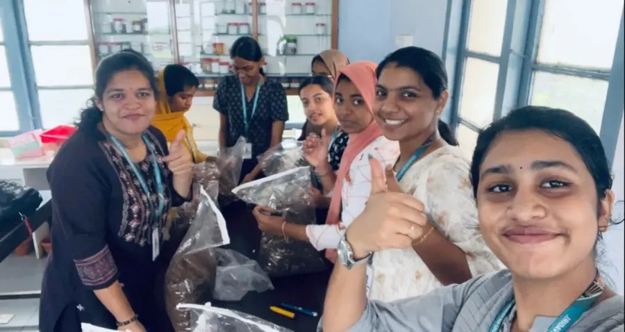 ദേവഗിരി സെന്റ് ജോസഫ്സ് കോളേജിൽ പ്രത്യേകം തയ്യാറാക്കിയ മുറിയിൽ കൂൺകൃഷി പരിചരിക്കുന്ന വിദ്യാർഥികൾ