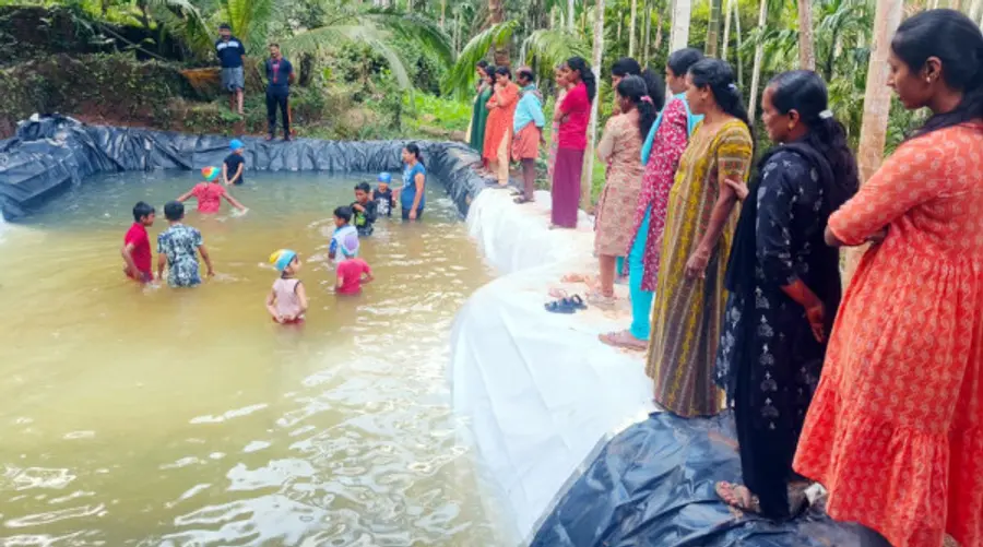 വട്ടംതട്ട എ കെ ജി സ്മാരക ഗ്രന്ഥാലയവും ജ്വാല വനിതാവേദിയും ചേർന്ന് ആരംഭിച്ച നീന്തൽ പരിശീലനത്തിൽനിന്ന്