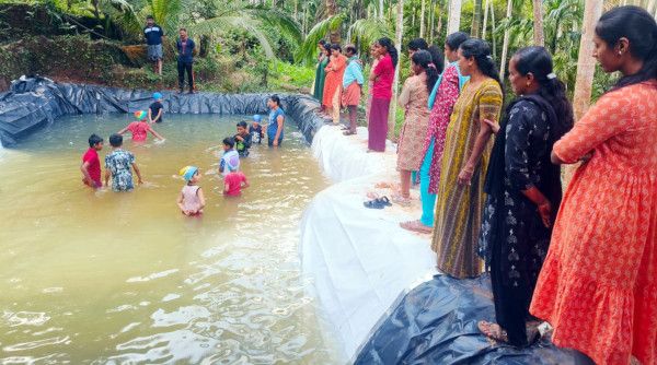 വട്ടംതട്ട എ കെ ജി സ്‌മാരക ഗ്രന്ഥാലയവും ജ്വാല വനിതാവേദിയും ചേർന്ന്‌ ആരംഭിച്ച നീന്തൽ പരിശീലനത്തിൽനിന്ന്‌ 