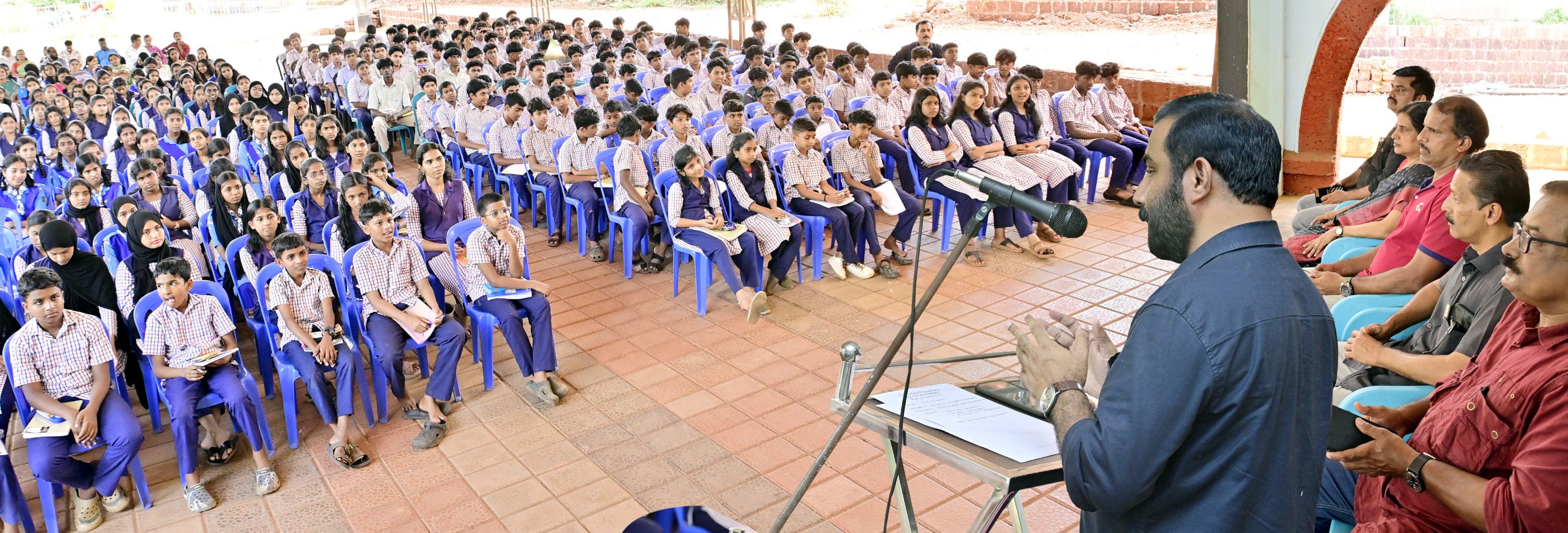 ദേശാഭിമാനി അക്ഷരമുറ്റം ടാലന്റ്‌ ഫെസ്‌റ്റ്‌ സ്‌കൂൾതല മത്സരങ്ങളുടെ ജില്ലാതല ഉദ്‌ഘാടനം കുട്ടമത്ത്‌ ഗവ. ഹയർസെക്കൻഡറി സ്‌കൂളിൽ ജില്ലാ പഞ്ചായത്തംഗം സി ജെ സജിത്ത്‌ നിർവഹിക്കുന്നു