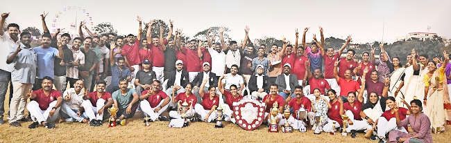 കണ്ണൂർ സിറ്റി പൊലീസ് കായികമേളയിൽ‌ ഓവറോൾ ചാമ്പ്യന്മാരായ കണ്ണൂർ ഡിഎച്ച്ക്യു ടീം