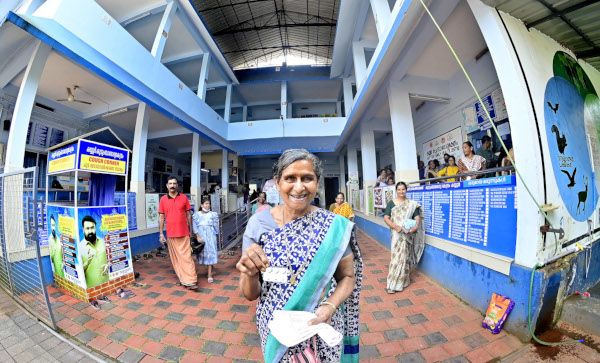 കയ്യൂർ കുടുംബാരോഗ്യ കേന്ദ്രത്തിൽനിന്ന് ചികിത്സയ്ക്കുശേഷം മരുന്നുമായി മടങ്ങുന്നവർ