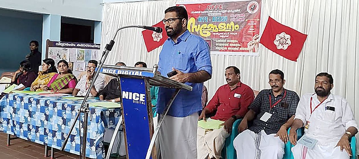 നാഷണൽ ഫെഡറേഷൻ ഓഫ് പോസ്റ്റൽ എംപ്ലോയീസ് കണ്ണൂർ ഡിവിഷൻ സമ്മേളനം ടി വി രാജേഷ് ഉദ്ഘാടനംചെയ്യുന്നു