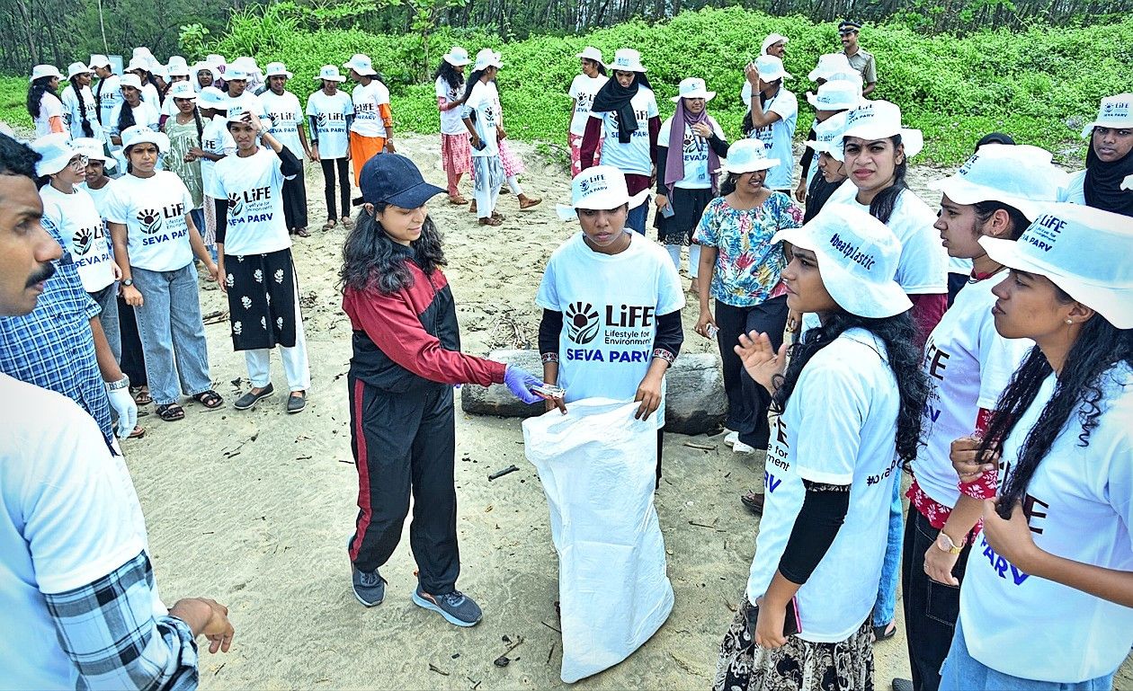 അന്താരാഷ്ട്ര തീരദേശ ശുചീകരണ പ്രവർത്തനങ്ങളുടെ ജില്ലാതല ഉദ്ഘാടനം ചാൽ ബീച്ചിൽ അസിസ്റ്റന്റ് കലക്ടർ എഹ്തെദ മുഫസിർ നിർവഹിക്കുന്നു