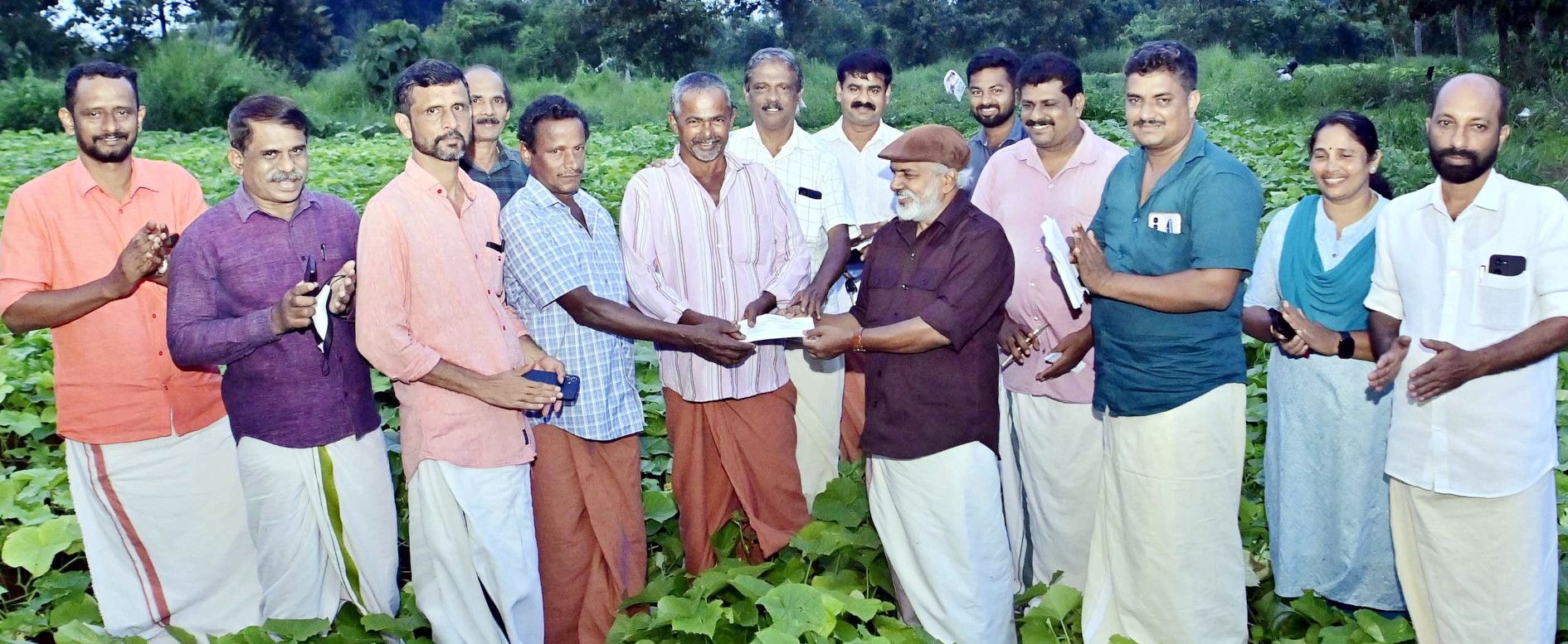 ദേശാഭിമാനി  പ്രചാരണ ക്യാമ്പയിൻ കാഞ്ഞങ്ങാട്  രാവണീശ്വരം മാക്കിയില്‍ സിപിഐ എം ജില്ലാ സെക്രട്ടറി എം രാജഗോപാലന്‍ വരിസംഖ്യ ഏറ്റുവാങ്ങി ഉദ്ഘാടനംചെയ്യുന്നു