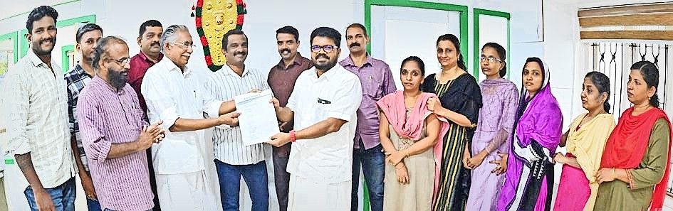 ദേശാഭിമാനി പ്രചാരണത്തിന്‌ തുടക്കം കുറിച്ച്‌ തളാപ്പിലെ കണ്ണൂര്‍ സഹകരണ കാര്‍ഷിക ഗ്രാമവികസന ബാങ്ക്‌  ഹെഡ്‌ ഓഫീസിൽ നടന്ന ചടങ്ങിൽ വാർഷിക വരിക്കാരുടെ ലിസ്‌റ്റ്‌  സിപിഐ എം ജില്ലാസെക്രട്ടറി കെ കെ രാഗേഷിന്‌,  ബാങ്ക് പ്രസിഡന്റ്‌  എല്‍ വി മുഹമ്മദ് കൈമാറുന്നു