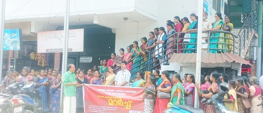 എൻആർഇജി വർക്കേഴ്സ് യൂണിയൻ താമരശേരി പഞ്ചായത്ത് കമ്മിറ്റി നേതൃത്വത്തിൽ പഞ്ചായത്തിലേക്ക് നടത്തിയ മാർച്ച് ടി കെ അരവിന്ദാക്ഷൻ ഉദ്ഘാടനംചെയ്യുന്നു