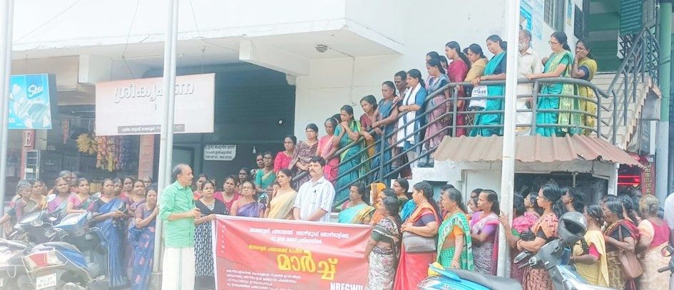 എൻആർഇജി വർക്കേഴ്‌സ്‌ യൂണിയൻ താമരശേരി പഞ്ചായത്ത്‌ കമ്മിറ്റി നേതൃത്വത്തിൽ പഞ്ചായത്തിലേക്ക്‌ നടത്തിയ മാർച്ച്‌ ടി കെ അരവിന്ദാക്ഷൻ ഉദ്‌ഘാടനംചെയ്യുന്നു 