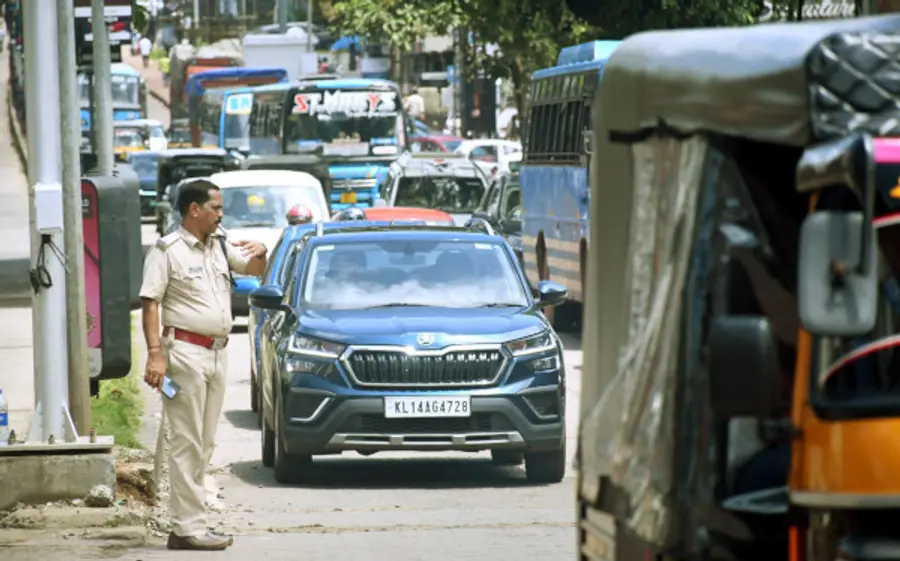 കാസർകോട് എംജി റോഡിൽ ചന്ദ്രഗിരി ജങ്ഷനിലെ പുത്തൻ സിഗ്നൽ സംവിധാനം തകരാറായതിനെ തുടർന്ന്
ട്രാഫിക് പൊലീസുകാർ ഗതാഗതം നിയന്ത്രിക്കുന്നു