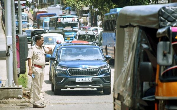 കാസർകോട്‌ എംജി റോഡിൽ ചന്ദ്രഗിരി ജങ്‌ഷനിലെ പുത്തൻ സിഗ്നൽ സംവിധാനം തകരാറായതിനെ തുടർന്ന്‌  ട്രാഫിക്‌ പൊലീസുകാർ ഗതാഗതം നിയന്ത്രിക്കുന്നു