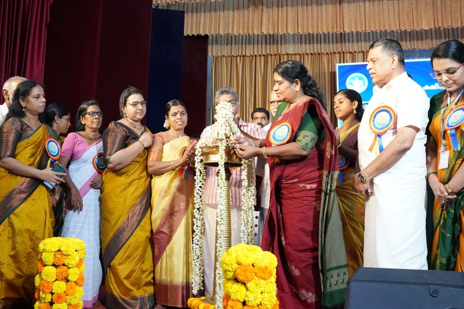 ജില്ലാ ക്ഷീരകർഷക സംഗമം മേപ്പയൂരിൽ മന്ത്രി ജെ ചിഞ്ചുറാണി ഉദ്ഘാടനം ചെയ്യുന്നു 