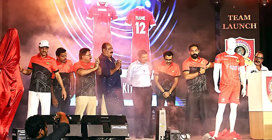 നടൻ ആസിഫ് അലിയും ക്ലബ് ഭാരവാഹികളും കണ്ണൂർ വാരിയേഴ്സ് ടീമിന്റെ ജേഴ്സി പ്രകാശിപ്പിക്കുന്നു