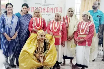 തണലേകിയവർക്ക്‌ തണലേകാൻ... പരവനടുക്കം സർക്കാർ വയോജന മന്ദിരത്തിൽ നടന്ന പരിപാടിയിൽ ഒപ്പനയ്‌ക്ക്‌ മണവാട്ടിയായ ലക്ഷ്‌മിയമ്മയ്‌ക്കും കൂട്ടുകാർക്കുമൊപ്പം ജീവനക്കാരും ചേർന്നപ്പോൾ